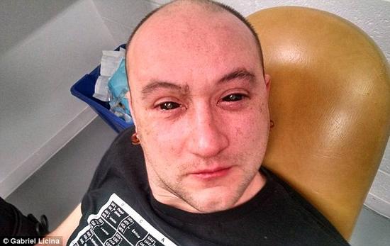 一支來自加州的研究團隊研發(fā)了一種能使人類擁有夜視能力的藥水。該溶液由二氫卟吩e6與胰島素和生理鹽水混合而成。在往實驗對象加西亞?里西納眼中滴入少量溶液之后，他的眼睛先是呈現(xiàn)全黑色，但在藥水被吸收之后即恢復正常。