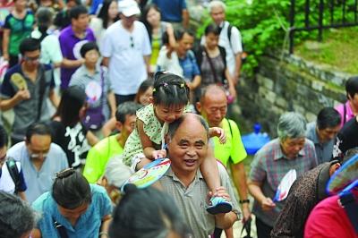 　　昨天不少老人帶著孫子孫女參加活動,明城墻對南京人而言,更多的是一種傳承。