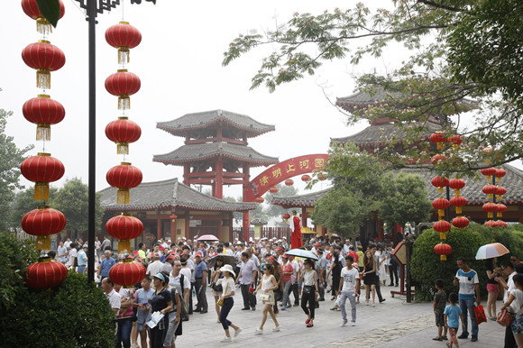 盡管高溫來襲 清明上河園內(nèi)游客依舊絡繹不絕