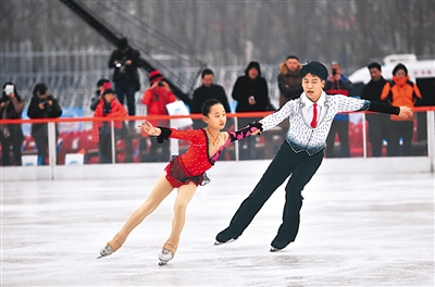 12月18日,五棵松冰世界體育樂園正式開門迎客,圖為花樣滑冰運(yùn)動(dòng)員進(jìn)行表演。