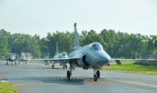 資料圖：巴基斯坦空軍JF-17戰(zhàn)機(jī)編隊(duì)出動