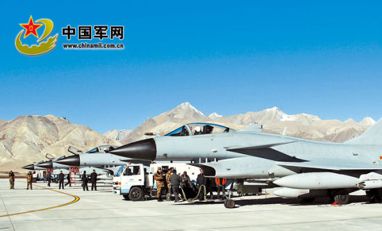 后勤官兵進(jìn)駐雪域高原機(jī)場提供后勤支撐。解放軍報(bào)特約記者 劉應(yīng)華攝