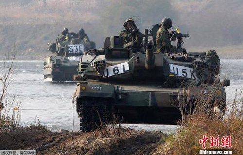 　資料圖：2011年11月2日，韓國(guó)軍隊(duì)在首爾東南100公里的驪州進(jìn)行軍事演習(xí)。