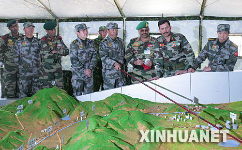 資料圖：2007年12月23日，中印陸軍聯(lián)合軍演中印參訓指導組成員在進行訓練磋商
