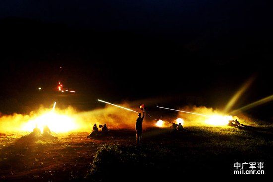 濟(jì)南軍區(qū)進(jìn)行夜間射擊