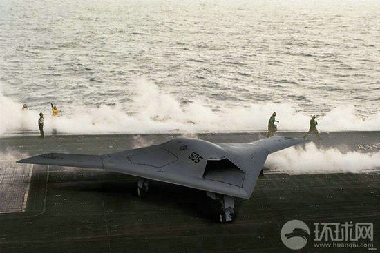 資料圖：X-47B無人機在林肯號航母上進行系統(tǒng)連接測試。