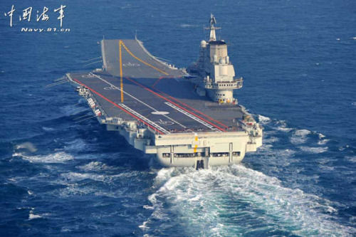 簡(jiǎn)氏大篇幅炒作中國(guó)威脅論。圖為中國(guó)航母遼寧艦
