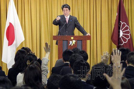 12月17日，日本自民黨總裁安倍晉三17日在黨總部會(huì)見記者，表示考慮與日本維新會(huì)和眾人之黨攜手修改憲法。