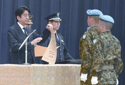 20日，日本首相安倍晉三向回國的戈蘭高地維和自衛(wèi)隊(duì)遞交政府獎(jiǎng)狀。安倍在儀式上稱，近年“日本周邊的安全保障環(huán)境更加嚴(yán)峻”，為此將修改《防衛(wèi)計(jì)劃大綱》，進(jìn)一步加強(qiáng)日美同盟。
