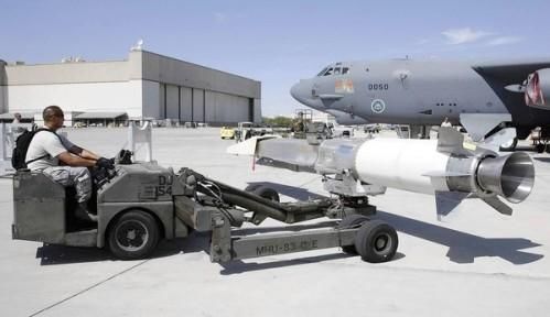 資料圖：美軍嘗試將“X-51 Wave Rider”飛行器掛在一架“B-52”轟炸機(jī)下，發(fā)射升空。