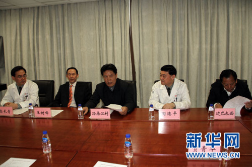 西藏自治區(qū)政府主席洛桑江村(左三)、副主席邊巴扎西(右一)一行來(lái)到解放軍總醫(yī)院，向牽頭“慈善援藏”救助活動(dòng)的解放軍總醫(yī)院醫(yī)護(hù)人員表達(dá)謝意并贈(zèng)送牌匾。蔡琳琳 攝