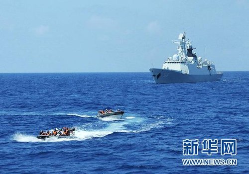 3月28日，十余名臨檢拿捕隊員從玉林艦出發(fā)，乘小艇駛向模擬可疑商船的艦只。