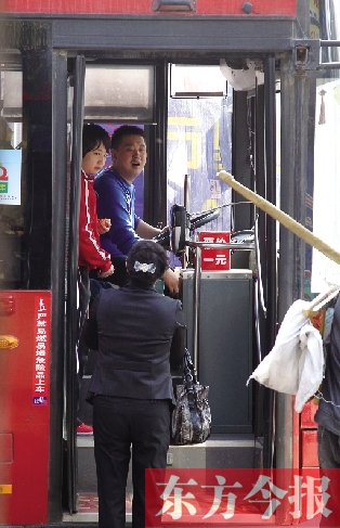 梅麗手持殘疾人證等車時，多次被司機(jī)婉言謝絕