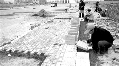 端午路正在鋪設(shè)人行道道磚，進行工程收尾。