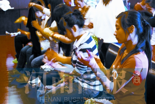 演出前，她們仔細(xì)檢查每一處細(xì)節(jié)