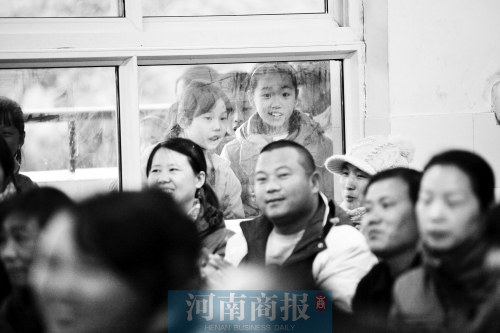 家長(zhǎng)課堂上，孩子們趴在窗戶上圍觀