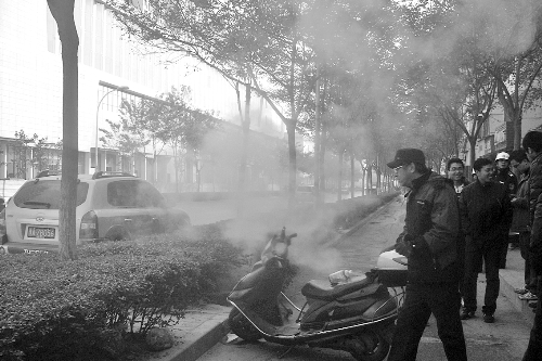 暖氣管爆裂，熱水熱氣從花壇中噴出。