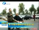 男子用板車(chē)推86歲母親逛游樂(lè)場(chǎng)
