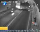 貨車(chē)側(cè)翻 生豬受驚引發(fā)高速連環(huán)撞
