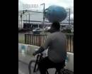 開掛民族騎車頭頂煤氣罐，原地?？?腳不離車 飄逸