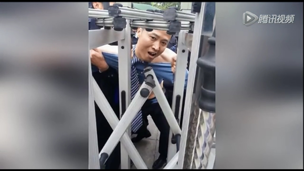 3名律師衡陽(yáng)中院門(mén)口遭襲擊 上衣被人扒光