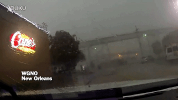 好可怕！大風(fēng)把火車從橋上吹了下來(lái)