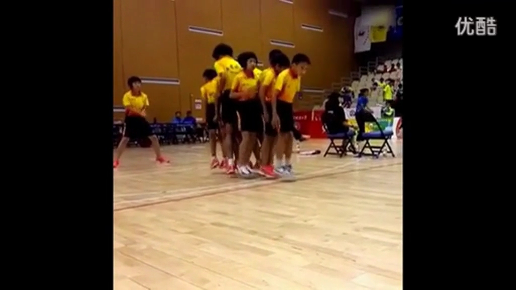 實拍小學生大神級跳繩