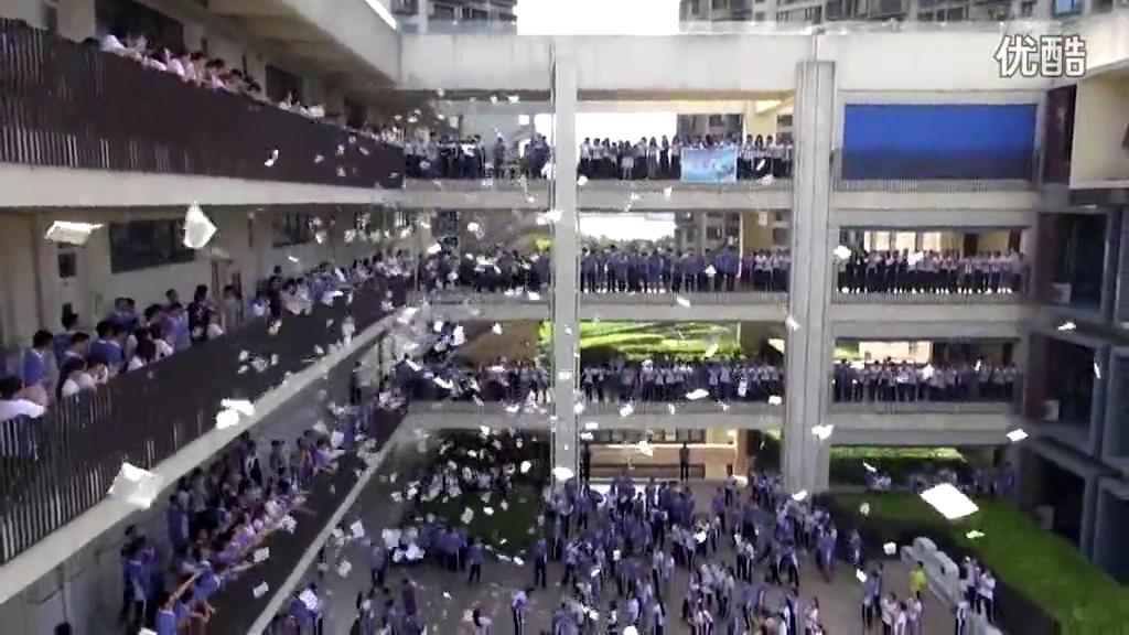 又到一年高考“喊樓”時 實(shí)拍高三撕卷喊樓