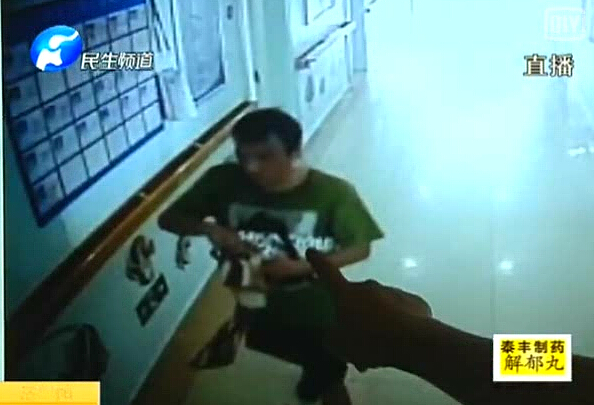 這個賊 誰都想扇他！