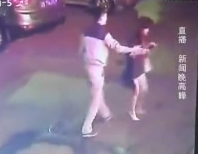 女子深夜搭順風(fēng)車回家 被強拉車內(nèi)搶劫強奸