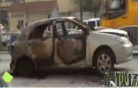 開(kāi)車(chē)睡大覺(jué) 轎車(chē)變“火車(chē)”