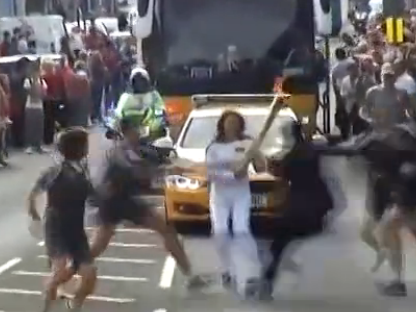 驚魂一幕！不速之客搶奧運(yùn)火炬遭安保摁倒