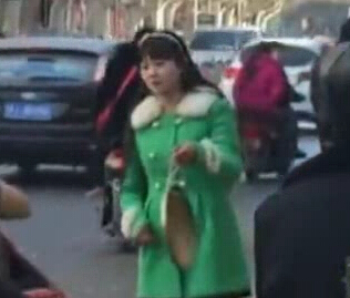 買房疑被騙 敲鑼來(lái)維權(quán)