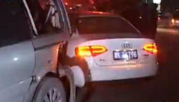 12車停路邊瞬間全報(bào)廢 咋回事？