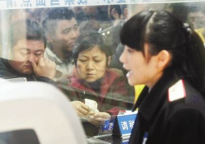胡娜認(rèn)真、耐心地向旅客介紹票務(wù)情況