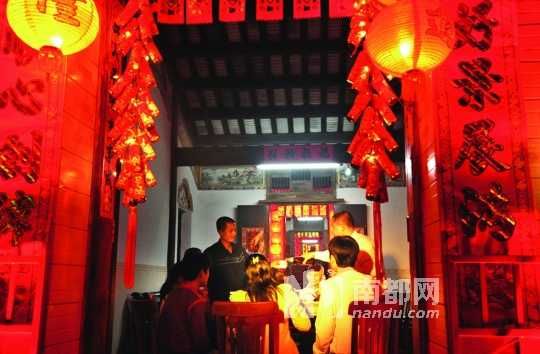 　　海口人把除夕的年夜飯稱為“吃圍爐”。