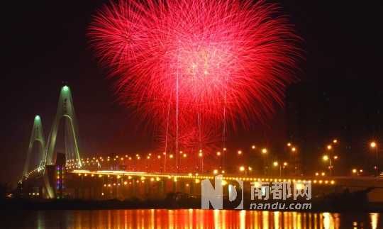  海口市民吃過了年夜飯,到西海岸燃放觀賞煙花是近年來(lái)興起的一大潮流。