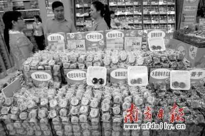 散裝月餅因其實惠的價格、豐富的口味而受到市民的青睞。