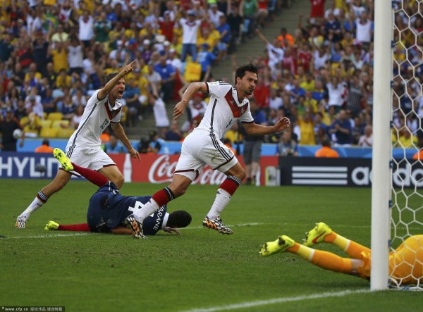 第13分鐘，胡梅爾斯頭球破門