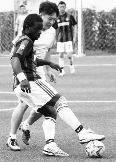 黑人小伙維安雖然沒有進(jìn)球，但其在場上展現(xiàn)出來的個人能力，贏得了對手的稱贊