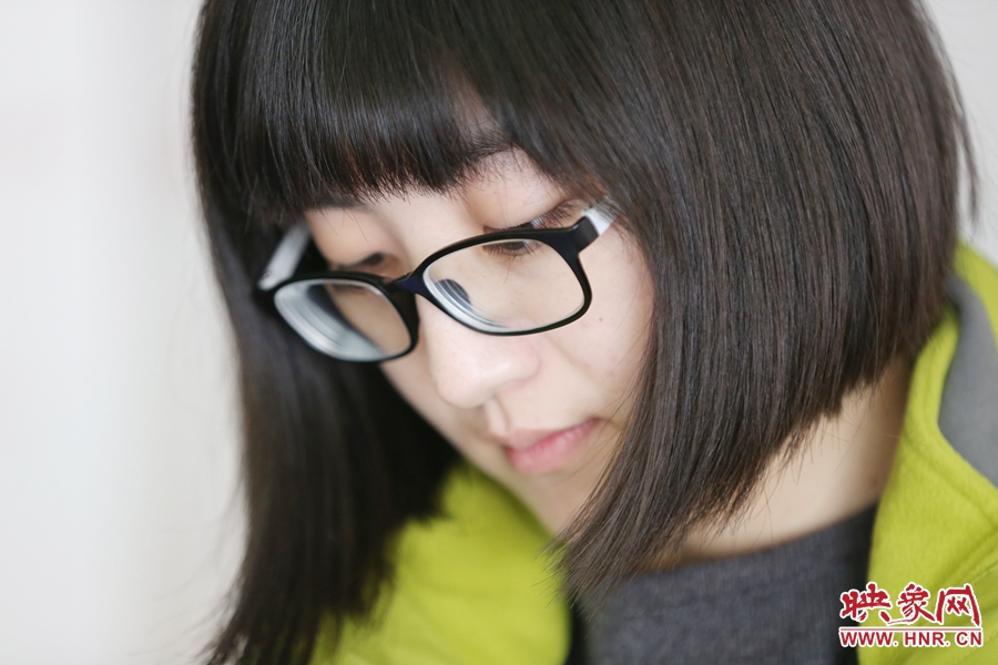 采訪中認(rèn)真記錄的樂(lè)天。