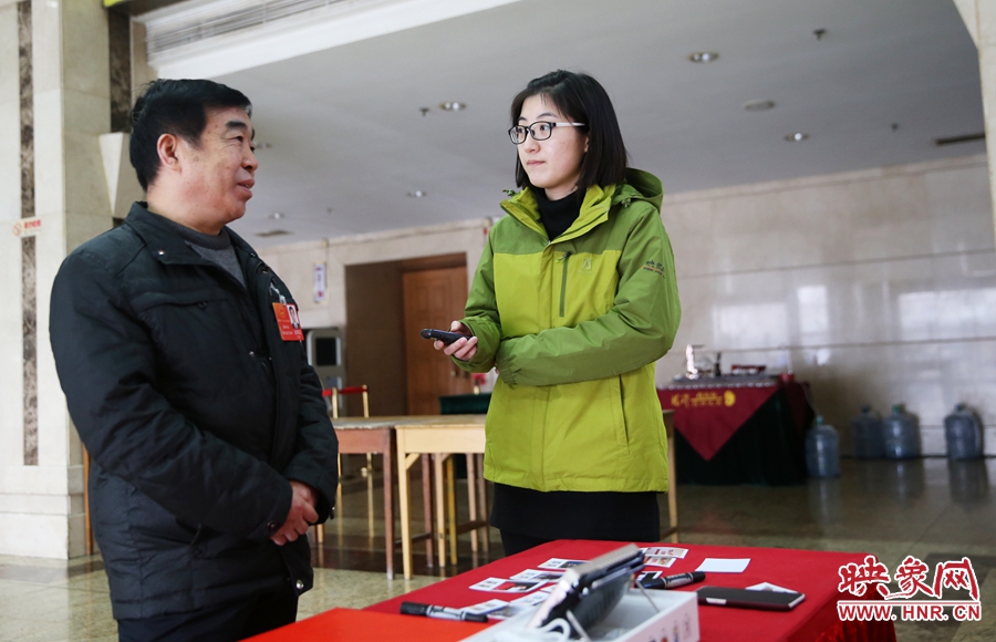 會(huì)議間隙采訪代表。