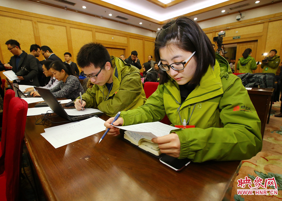 大象融媒映象網(wǎng)記者南樂(lè)天在兩會(huì)記者會(huì)開(kāi)始前積極準(zhǔn)備。