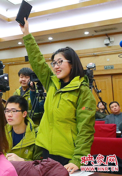 兩會(huì)記者會(huì)，樂(lè)天站起來(lái)舉手。