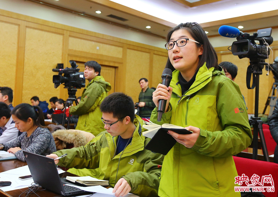 大象融媒映象網(wǎng)記者南樂(lè)天在記者會(huì)上提問(wèn)。