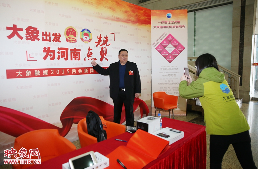 幫代表在大象融媒新聞會(huì)客廳留影拍照。