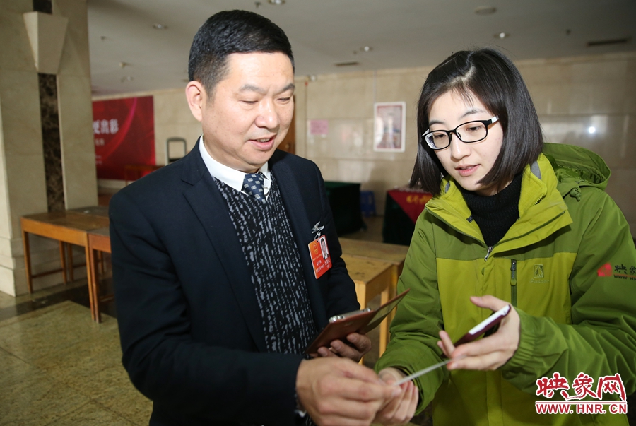 幫代表使用大象融媒映象網(wǎng)微信打印機(jī)現(xiàn)場(chǎng)打印照片。