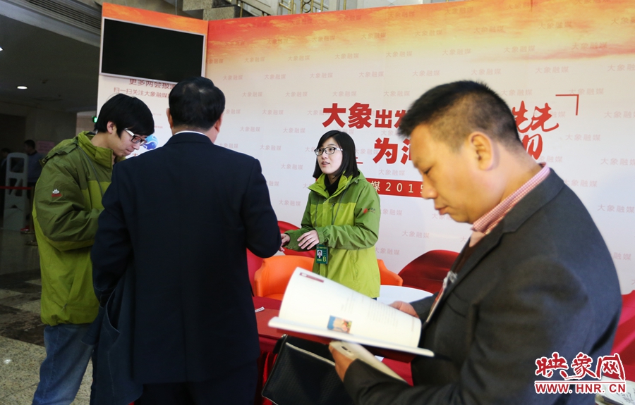 向代表、委員講解大象融媒旗下出品的新聞產(chǎn)品。