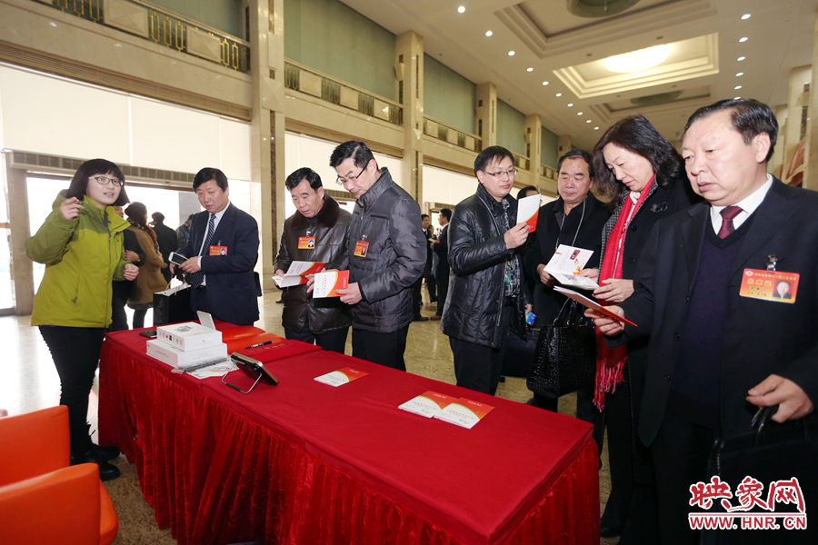 向代表、委員講解大象融媒旗下出品的新聞產(chǎn)品。