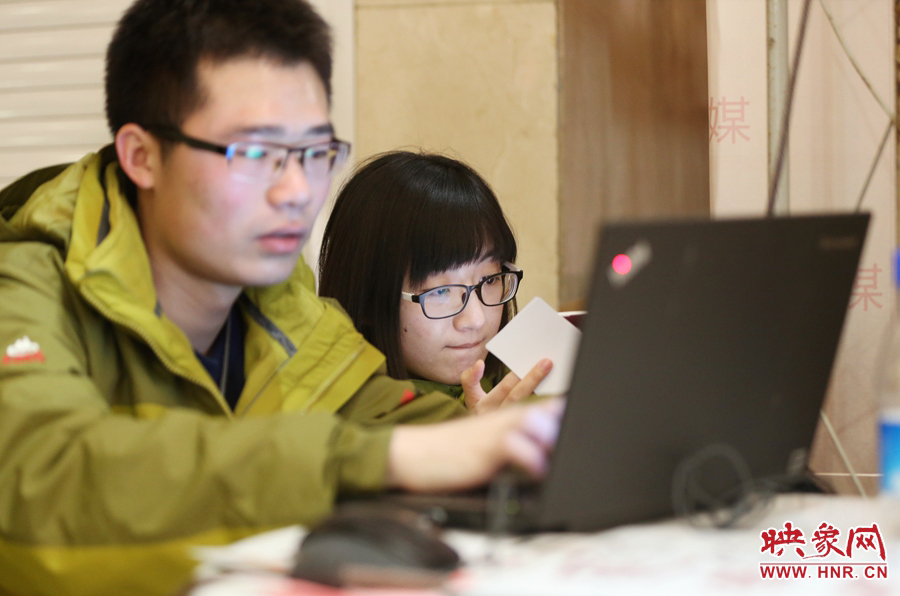 與同事現(xiàn)場(chǎng)寫(xiě)稿子的樂(lè)天。